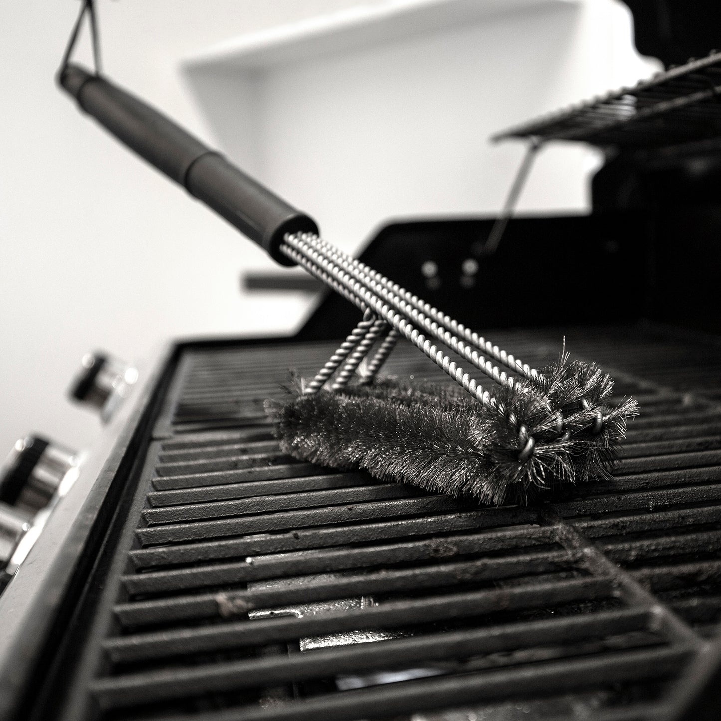 Effiziente Grillbürste mit robusten 45° Stahlborsten