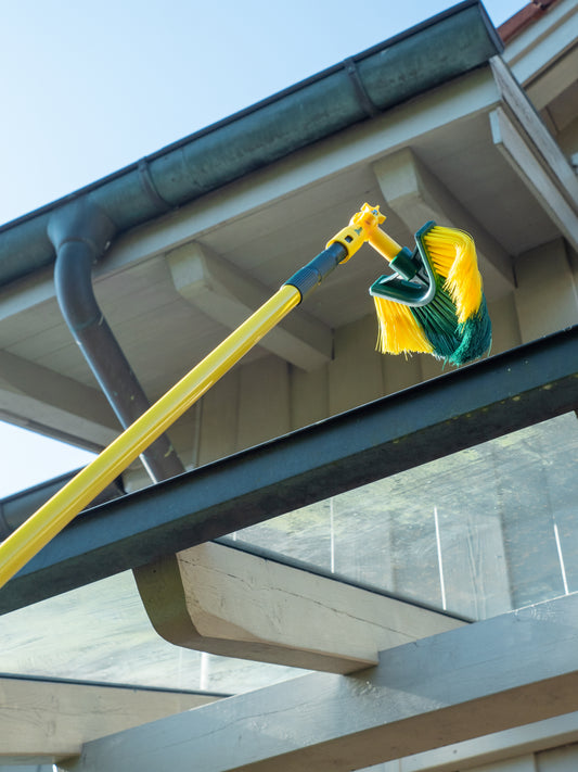 Kralleneckbesen mit 3,6m Teleskopstiel und 45° Winkeladapter