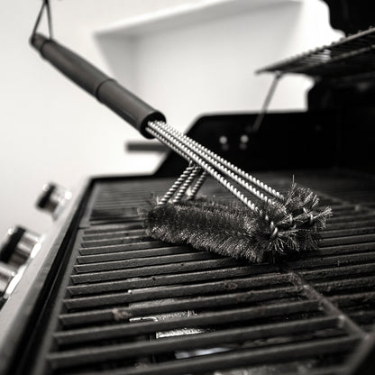 Effiziente Grillbürste mit robusten 45° Stahlborsten