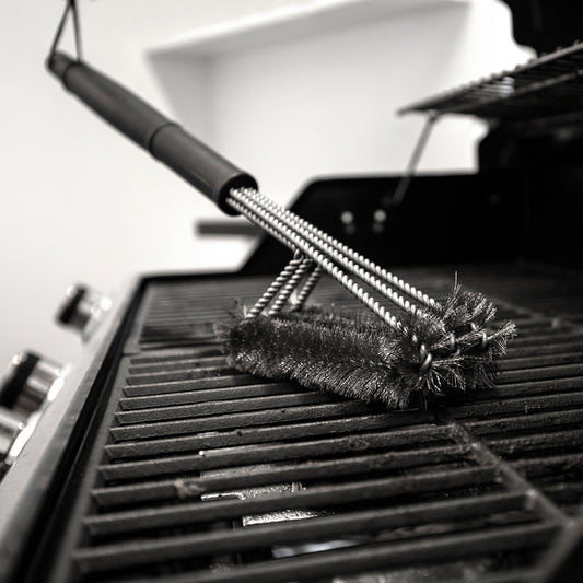 Effiziente Grillbürste mit robusten 45° Stahlborsten