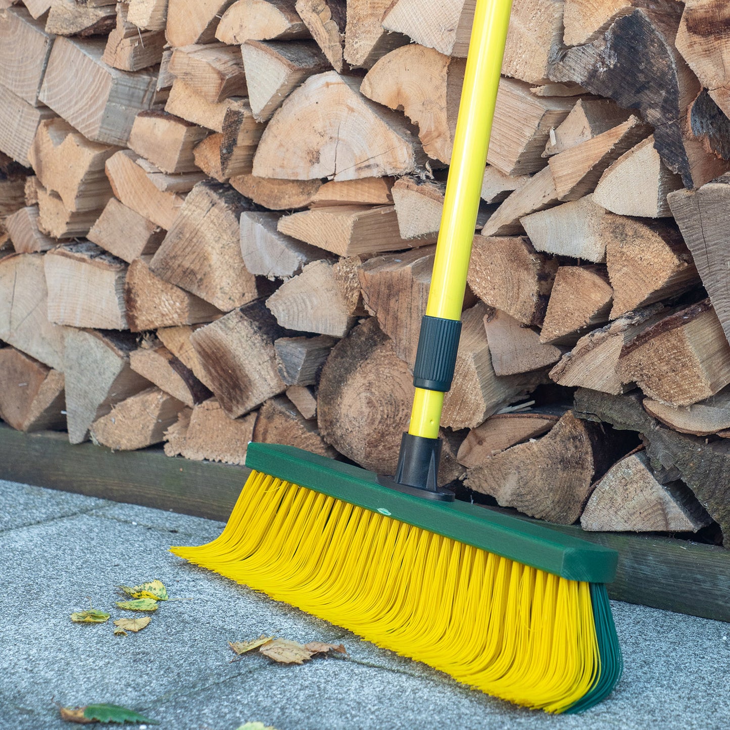 Krallenbesen grün/gelb mit gebogenen Borsten - Made in Germany