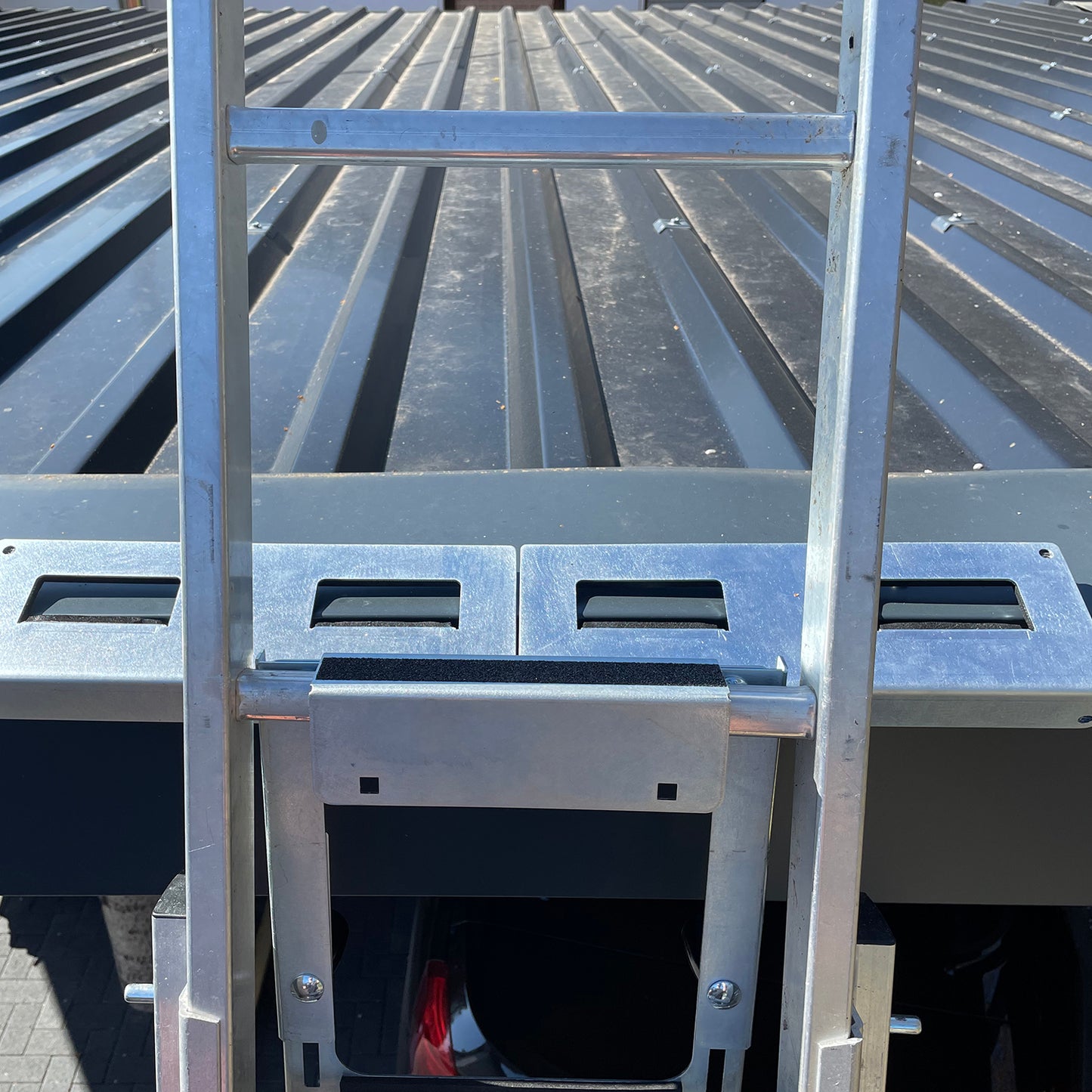 Leiter-Sturzsicherung für Steil- und Flachdächer, TüV Nord geprüft nach EN 131-2