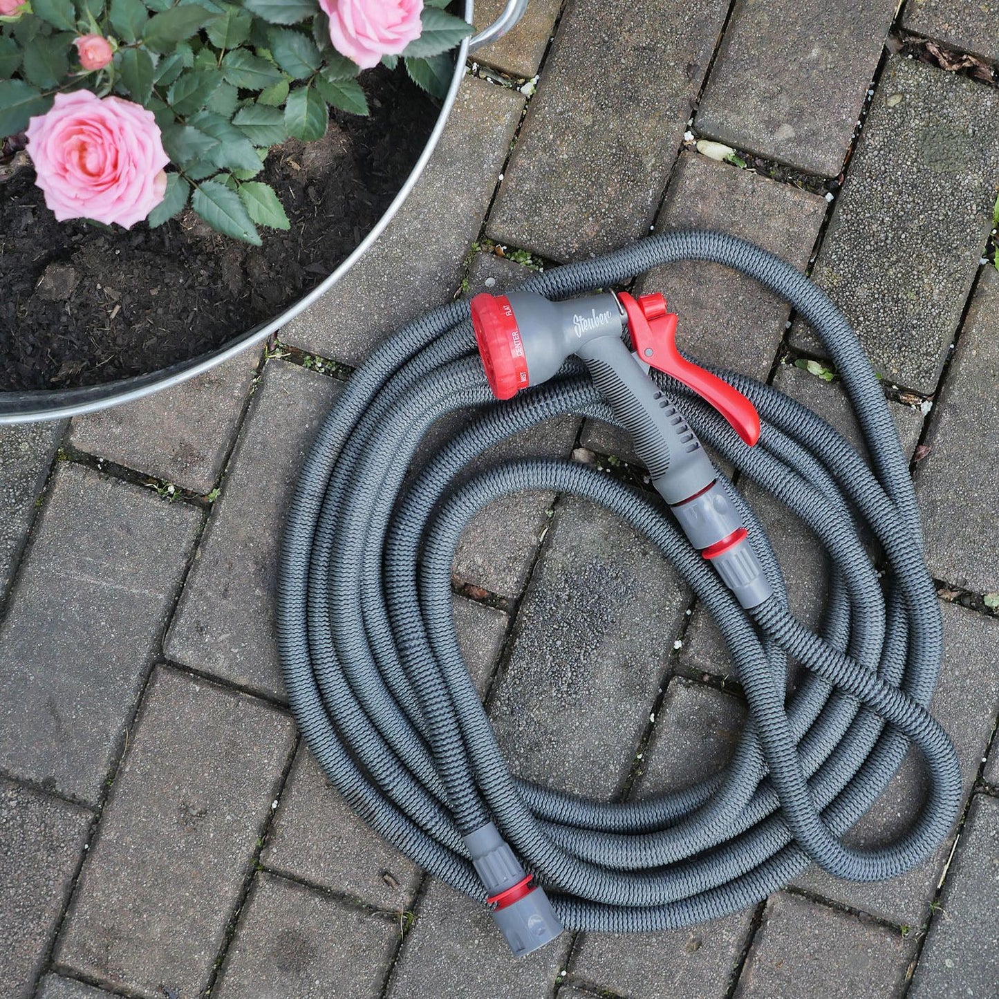 Flexibler ausdehnbarer Gartenschlauch mit Soft-Touch-Griff in grau, dehnbar bis zur dreifachen Länge, Sprühkopf mit 10 Funktionen