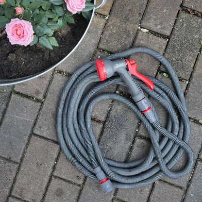 Flexibler ausdehnbarer Gartenschlauch mit Soft-Touch-Griff in grau, dehnbar bis zur dreifachen Länge, Sprühkopf mit 10 Funktionen